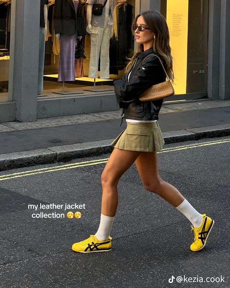 Onitsuka Tiger Women Outfit, Onitsuka Tiger Outfit, Onitsuka Tiger Women, Yellow Trainers, Summer Mini Skirt, Foto Tips, Leather Jacket Outfits, Looks Street Style, Onitsuka Tiger