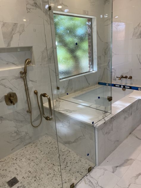 Master Bath Remodel With Jacuzzi Tub, Master Bath Tub Ideas Built Ins, Luxury Shower Tub Combo Master Bath, Soaker Tub Shower Combo Small Bathrooms, Warm Modern Bathroom, Jacuzzi Tub Bathroom, Makeover Kamar Mandi, Showers Without Doors, Black Tile Bathrooms