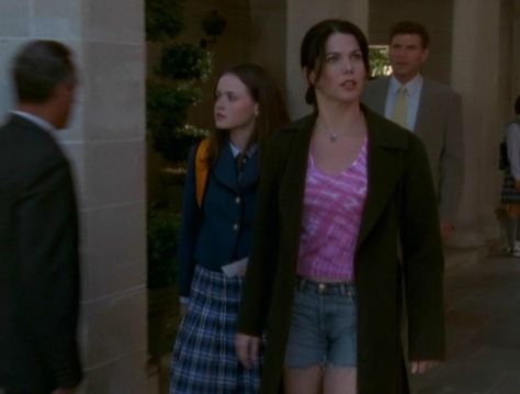 Lorelai gilmore laundry day outfit season 1 Chilton Outfit, Lorelai Gilmore Style, Gilmore Girls Lane, Gilmore Outfits, Rory Gilmore Style, Lorelei Gilmore, Gilmore Girls Fashion, Gilmore Girls Outfits, Gilmore Girls Seasons