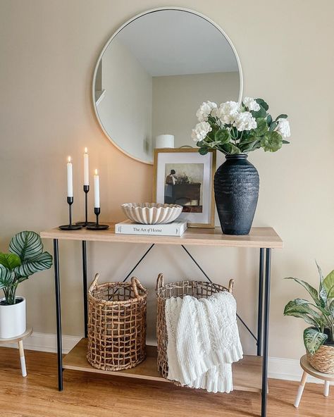 19 Insanely Beautiful Entryway Decor Ideas 9 Entryway Table Decor Simple, Front Entryway Ideas Apartment, Styled Entryway Table, Entry Apartment, Hall Console, Aesthetic Hallway Ideas, Entry Room Decor, Foyer Apartment, Entryway Table Fall Decor Ideas