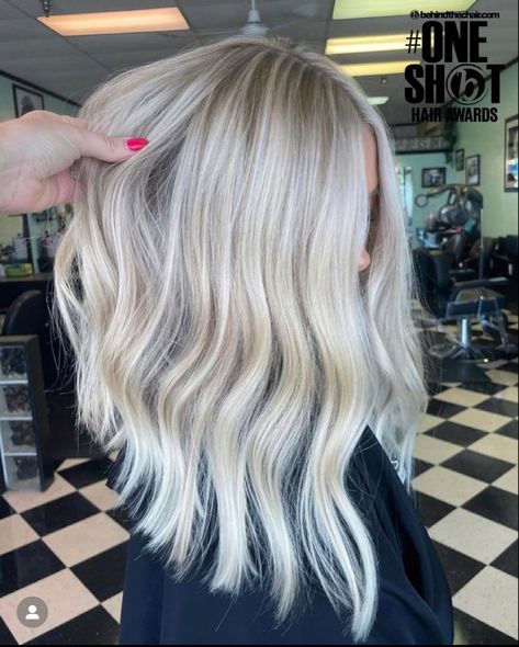 Platinum Hair Root Smudge, Low Lights On Bright Blonde Hair, Icy Blonde Hair With Shadow Root, Bright Blonde Hair With Shadow Root, Blonde Hair Color Natural, Lived In Bright Blonde, Hair Color 2017, Blonde Haircut, Blonde Hair With Roots