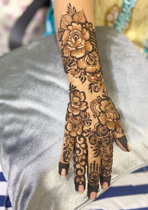 Khafif Designs Simple, Mehndi Floral Designs, Mehndi Design Circle, Mehndi Designs Khafif, Khafif Mehndi Designs New Dubai, Floral Mahendi, Khafif Mehndi Designs Dubai, Floral Mehandi Designs, Mehndi Designs Dubai