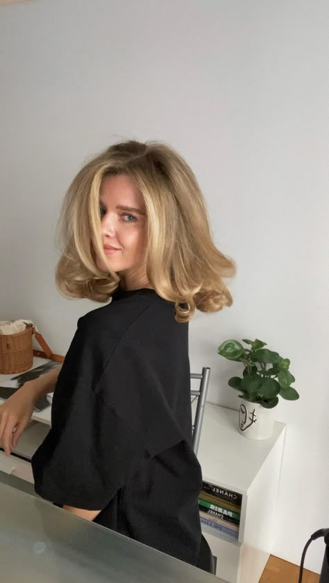 How To Divide Hair Into Sections, Natural Blonde Bob, Alexa Aesthetic, Italian Bob, Style My Hair, Queen For A Day, The Haircut, How I Wish, Blowout Hair