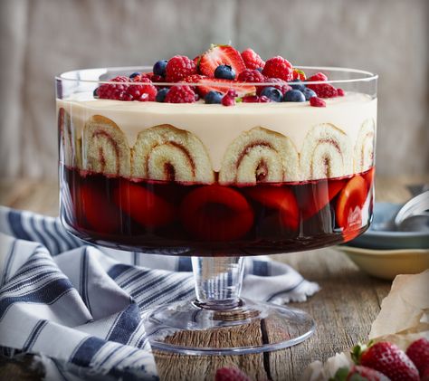 Pudding Recept, Trifle Recipes Easy, Trifle Bowl Recipes, Trifle Dessert Recipes, Olive Magazine, Christmas Trifle, Wine Jelly, Trifle Desserts, Trifle Recipe