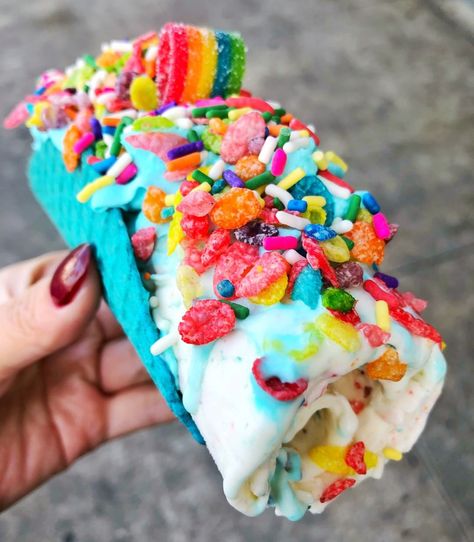 Sweet Rolled Tacos on Instagram: “RAINBOW ROAD ROLLED TACO 🍭🌮 Fruity pebble ice cream with cotton candy whipped cream, topped with sprinkles, fruity pebble, and rainbow sour…” Ice Cream Taco, Tasty Cookies, Rainbow Ice Cream, Sweet Cups, Delicious Sweets, Rainbow Food, Baking Pastry, Dessert Food, Cute Desserts