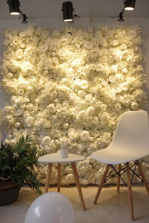 Background Wall Decoration Ideas, Home Flower Wall, Flower Wall In Living Room, Flower Wall Living Room, Flower Wall Salon, Flower Wall Room, Salon Backdrop Ideas, Flower Wall Ideas, Flower Wall Background