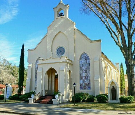 Smithville, TX Smithville Texas, Church Building Design, Christian Sermons, Coin Toss, Abandoned Churches, Old Country Churches, Wooden Building, Church Pictures, Masonic Lodge