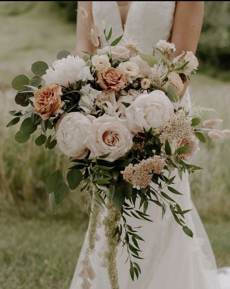 Wedding Bouquet Champagne, Champagne Wedding Flowers, Cream Wedding Bouquet, Green Wedding Bouquet, Neutral Wedding Flowers, Champagne Flowers, Green Wedding Flowers, Cascading Wedding Bouquets, Earthy Wedding