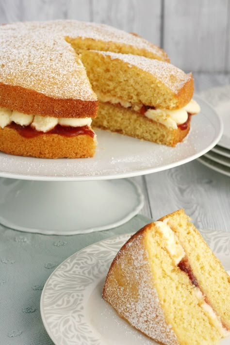 Mary Berry Victoria sponge recipe with buttercream - Cooking with my kids Victoria Sponge With Buttercream, Mary Berry Victoria Sponge Recipe, Easy Victoria Sponge Cake, Victorian Sponge Cake Recipe, Mary Berry Victoria Sponge, Victorian Sponge Cake, Cakes With Frosting, Victorian Sponge, Party Brunch Ideas