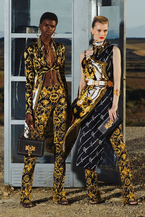 Versace Resort 2020 Fashion Show - Vogue Versace Resort, Haute Couture Style, Two Models, Versace Style, Versace Fashion, Cruise Collection, Streetwear Mode, Versace Dress, Resort 2020