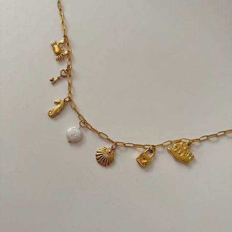 Beachside Charm Necklace - Namaste Jewelry Canada Gold Handmade Jewelry, Diy Charm Necklace Ideas, Diy Charm Necklace, Charm Necklace Aesthetic, Charm Necklace Ideas, Coastal Jewellery, Pearl Seashell, Shell Diy, Shell Charm Necklace