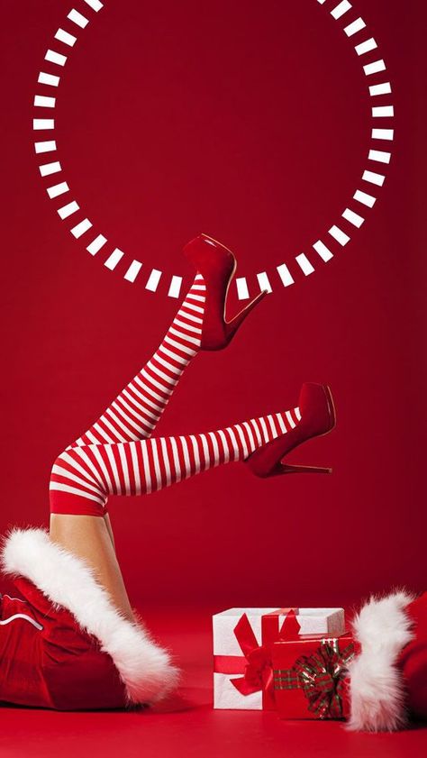 ♔ Noël en Rouge & Blanc Christmas Fashion Photography, Merry Christmas 2023, Holiday Photoshoot, Peppermint Christmas, Christmas Shoot, Winter Photoshoot, Santa Helper, Foto Tips, Christmas Photography