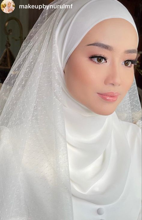 Wedding Makeup Hijab, Makeup Pengantin Muslim, Makeup Nikah, Hijab Styling, Muslim Wedding Photos, Muslimah Wedding, Bridal Hijab, Engagement Makeup, Bride Dress Simple