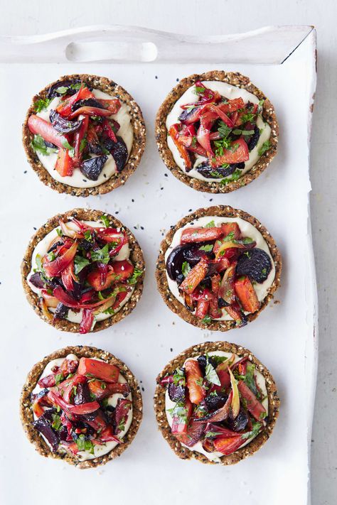 the most delicious vegetarian canapes recipes Vegetable Tarts, Vegetarian Canapes, Vegetarian Starters, Crispy Oven Fried Chicken, Seared Salmon Recipes, Béchamel Sauce, Vegetable Tart, Canapes Recipes, Refined Sugar Free Recipes