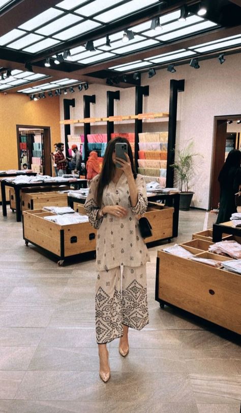 Modern Pakistani Outfits, Qatar Fashion Woman, Desi Clothes Casual Indian Fashion, Desi Fits Casual, Indian Kurti Aesthetic, Simple Pakistani Dresses Casual Design, Pakistani Suits Casual, Pakistani Clothes Casual, Kurta Aesthetic