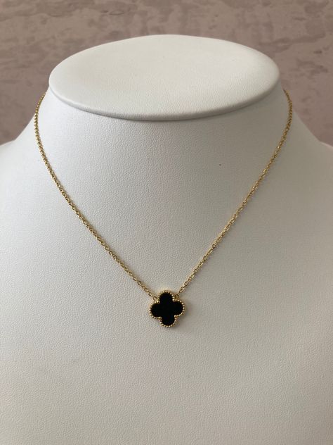 Cute Necklaces To Make, Simple Jewelry Necklace, Jewelry Necklace Simple, Black Pendant Necklace, Cute Necklaces, Pendant Necklace Simple, Gold Jewelry Simple Necklace, Clover Pendant, Basket Vintage