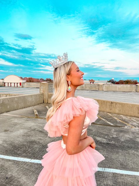 #pageant #pageantdress #winner #queen #pageantqueen #photography #photoinspo #inspo #photoposes #instagram #pink #dress #crown #princess #rooftop #sunset #frill #tulle #ballgown #gown #outfitinspo #pageantry #fashion #blonde #blondehairstyles Peagent Queens Dress, Pink Pageant Aesthetic, Pageant Senior Pictures, Pageant Queen Aesthetic, Pageant Photoshoot Ideas Outdoor, Pageant Queens Photoshoot, Pageant Winner Photoshoot, Beauty Pageant Aesthetic, Pageant Crown Aesthetic