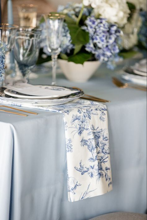 Blue Pattern Linen Wedding, White And Blue Decorations Party, Toile Wedding Decor, Chinoiserie Wedding Decor, Wedding Tablecloth Ideas, Table Dinner Ideas, Blue Place Settings, Style Table Decor, God Keeps His Promises