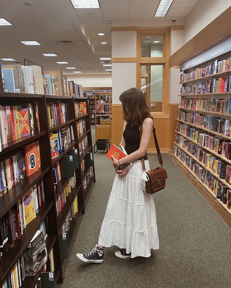 Girl Reading, Book Girl, Date Outfits, Mode Vintage, Gilmore Girls, Book Aesthetic, Look Cool, Dream Wardrobe, Fitness Inspo