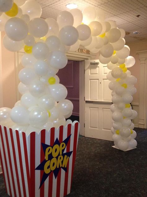 Popcorn entrance   https://www.facebook.com/photo.php?fbid=10201538515173562=gm.10151552462288034=1 Deco Cinema, Cinema Party, Movie Themed Party, Hollywood Theme, Movie Night Party, Movie Birthday, Hollywood Party, Carnival Birthday, Circus Birthday