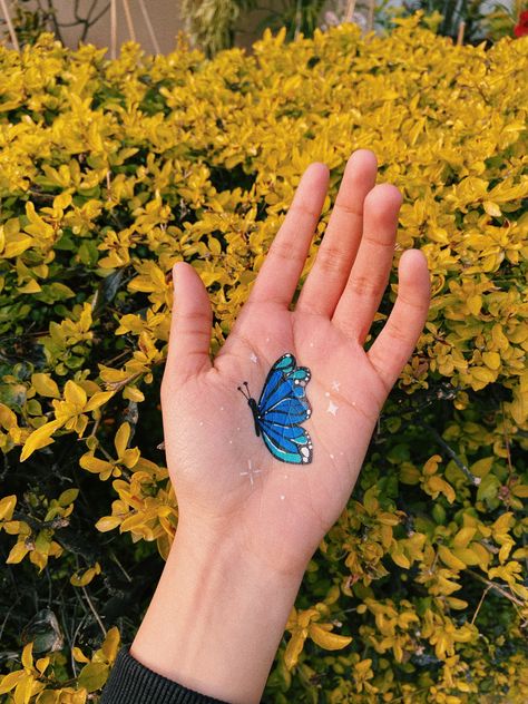 Butterfly Drawing On Hand, Aesthetic Hand Painting, Paint On Hands Aesthetic, Painting On Hand Aesthetic, Hand Painting Aesthetic, Face Paint On Hand, Body Painting Aesthetic, Cute Face Painting Aesthetic, Butterfly Hand Painting