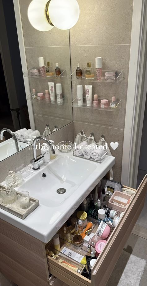 Korean Bathroom Aesthetic, Clean Girl Bathroom, Washroom Organization, Downtown House, Girl Bathrooms, Sunday Reset, Washroom Decor, Storage Idea, Bathroom Aesthetic