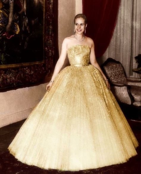 El famoso vestido amarillo. Zac Posen Wedding Dress, 50s Glamour, Dior New Look, Dior Gown, Color Rubio, Gold Gown, Glamour Photo, Cool Blonde, That Dress