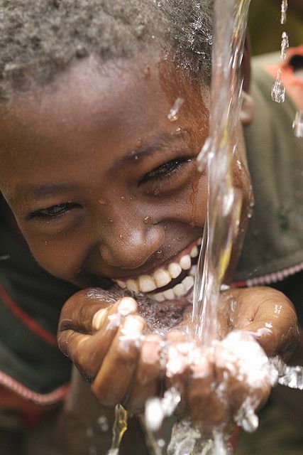 Millions of people all over the world are without such basic needs as clean drinking water. Check out the faces of children in their village after humanitarian efforts have built a well in their community. It means everything in the world to them! think about it next time you're whining about doing the dishes w/ hot running water ... Children In Africa, World Water Day, Kids Around The World, African Children, Poor Children, People Of The World, Just Smile, 인물 사진, Happy People