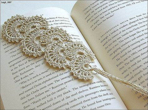 20+ Crochet Bookmark Patterns for Every Skill Level - Page 2 of 3 Marque-pages Au Crochet, Bookmark Pattern, Crochet Bookmark Pattern, Crochet Bookmark, Confection Au Crochet, Crochet Simple, Crochet Bookmarks, Crochet Diy, Crochet Motifs