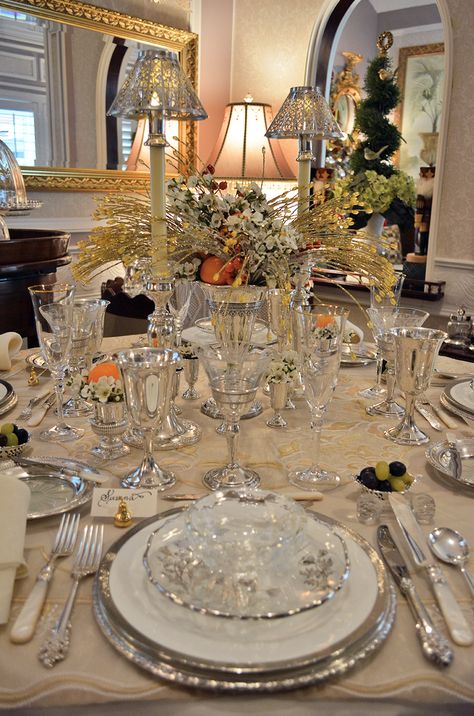 Crystal Dinnerware Table Settings, Dining Table Set Up Ideas, Formal Table Setting Decor, Silver Table Decorations, New Year Dinner Table Decoration, Elegant Christmas Table Settings, Silver Table Setting, Victorian Table Setting, Fine Dining Table Setting