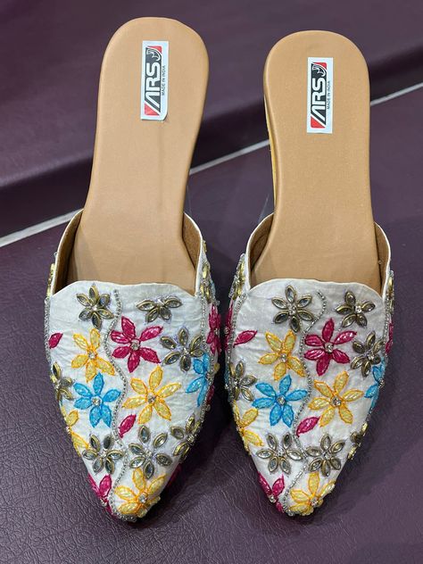 Embroidery Flats, Sandal Design, New Embroidery, Flat Mules, Chic Shoes, Designer Sandals, Mule Flat, Flat Shoes, Walk On