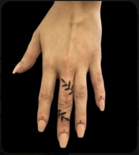 Wrap Around Vine Tattoos Finger, Vine Finger Tat, Finger Wrap Around Tattoo, Olive Branch Tattoo Finger, Vine Tattoo Finger, Lettering Finger Tattoo, Finger Vine Tattoo, Finger Tattoo Words, Hand Vine Tattoo