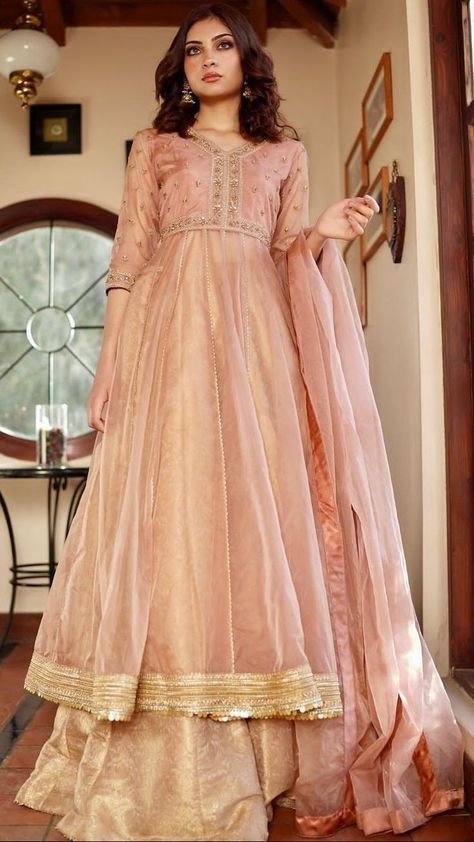 Wedding Guest Outfit Indian Lehenga, Simple Outfit For Wedding Guest, Dupatta Designs Ideas With Lace, Simple Nikkah Outfit, Modest Lehenga, Wedding Dresses Pakistani Party Wear, Simple Pakistani Dresses Party Wear, Mehndi Dresses Pakistani, Frock Organza