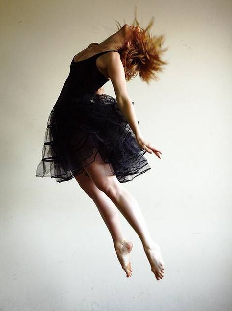 Via Emerging Woman Levitation Photography, Trampolines, Figure Poses, Cool Poses, Dynamic Poses, Body Poses, Action Poses, Dance Photography, Pose Reference Photo