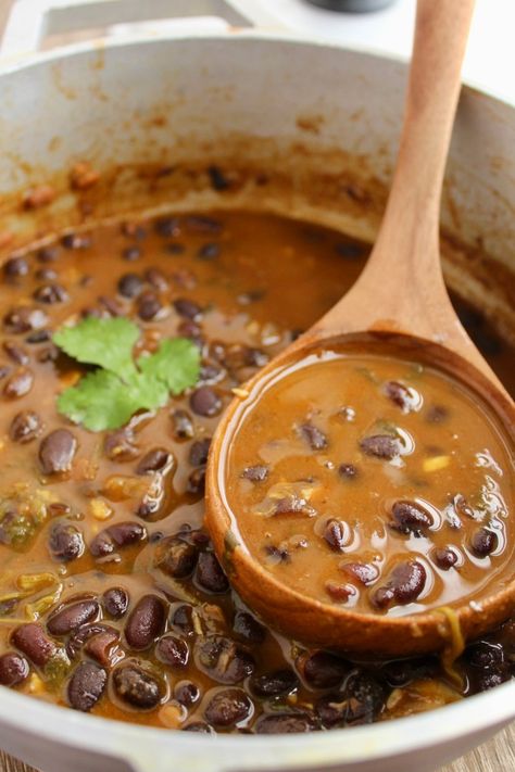 Dominican Black Beans Recipe, Dominican Beans Recipe, Kitchen Rich, Habichuelas Guisadas, Sofrito Recipe, Apple Cobbler Recipe, Black Bean Recipes, Dominican Food, Tacos And Burritos