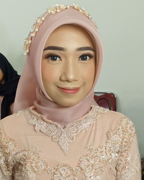 💄 Makeup Pager Ayu for @rumahriassabina... Pager Ayu, Hair Removal Products, Graduation Pictures High School, Ipl Laser Hair Removal, Graduation Party Ideas, Graduation Makeup, Graduation Balloons, Glasses Makeup, Ipl Hair Removal