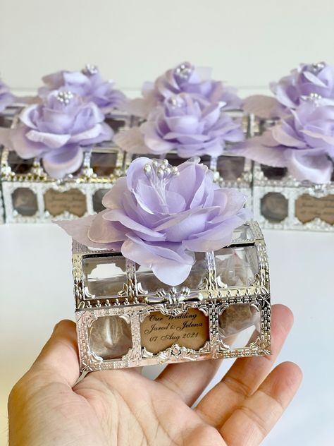 5 pcs Wedding Favors Favors Favors Boxes Wedding Favors for | Etsy Quinceanera Aesthetic, Lavender Wedding Favors, Lilac Wedding Themes, Purple Wedding Favors, Lavender Wedding Cake, Lavender Wedding Theme, Sweet 16 Favors, Wedding Favor Table, Purple Wedding Cakes