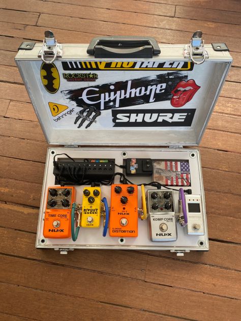 Pedal Board Aesthetic, Suitcase Pedalboard, Pedalboard Aesthetic, Bass Pedalboard, Pedalboard Design, Diy Pedalboard, Pedalboard Setup, Music Production Equipment, Guitar Crafts