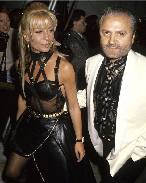 Donatella and Gianni Versace attending Vogue’s 100th anniversary party in New York (1993). They designed this dress together. Donatella Versace Young, Allegra Versace, Gianni And Donatella Versace, Versace Donatella, Versace 90s, 90s Versace, Young Jeezy, Jeannie Mai, Versace Vintage