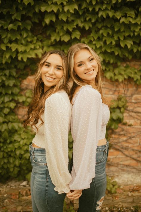 2 Friends Photo Ideas, 2 Person Friend Poses, Bestie Photo Shoot Poses, Sisters Photoshoot Studio, Photography Poses 2 People, Preppy Photos Of People, Sisters Birthday Photoshoot, Picture Poses For 2 People, Sister Posing Ideas