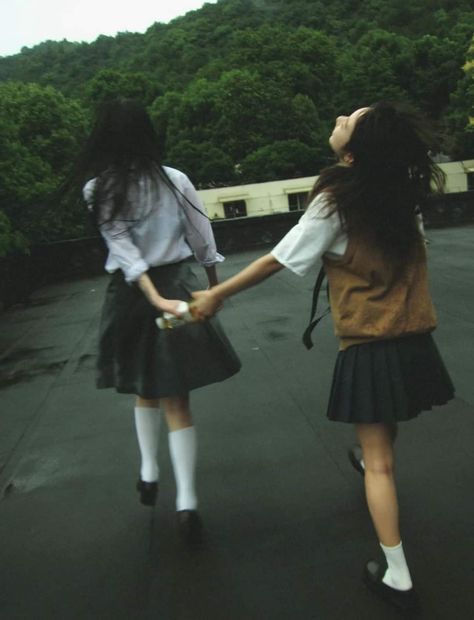 Japanese Vibe, People Poses, Japan Aesthetic, Aesthetic Japan, School Uniforms, Japanese Aesthetic, Cinematic Photography, Dark Photography, Teenage Girls