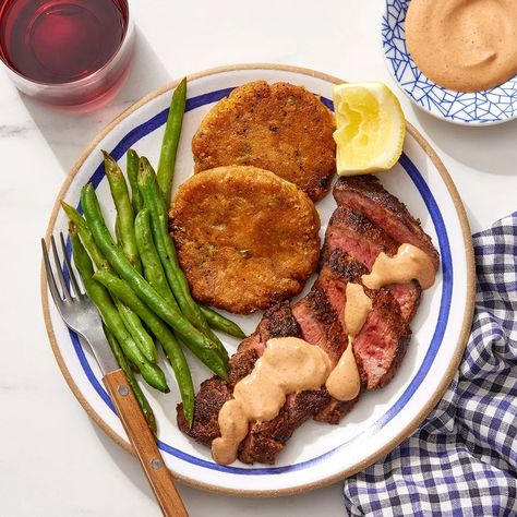 Recipe: Mexican-Spiced Steaks & Creamy Chipotle Sauce with Cheddar-Jalapeño Potato Cakes - Blue Apron Chipotle Sour Cream, Creamy Chipotle Sauce, Steak Dishes, Lemon Green Beans, Cooking Green Beans, Lemon Potatoes, Mexican Spices, Sliced Steak, Biscuit Mix