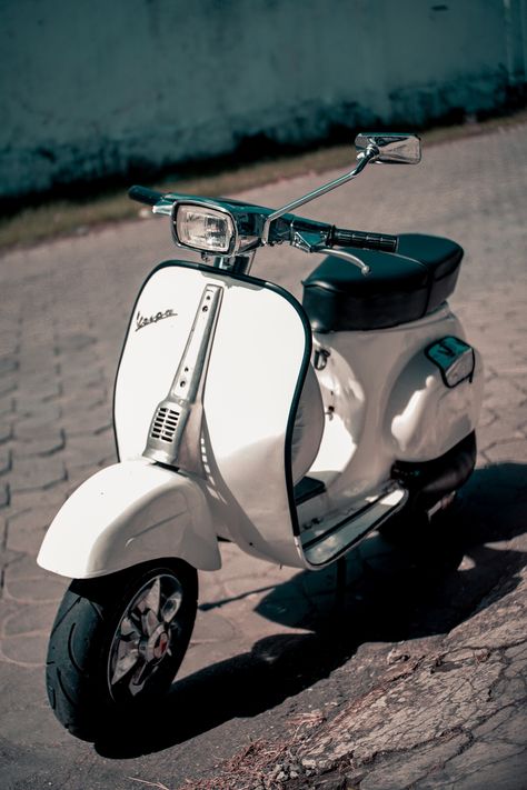 Custom Vespa photo by Wahyu Setiawan (@oistories) on Unsplash Vespa Smallframe, Custom Vespa, Vespa S, Vintage Vespa, Vespa Scooter, Retro Pictures, Vespa Vintage, Scooter Bike, Bicycle Maintenance