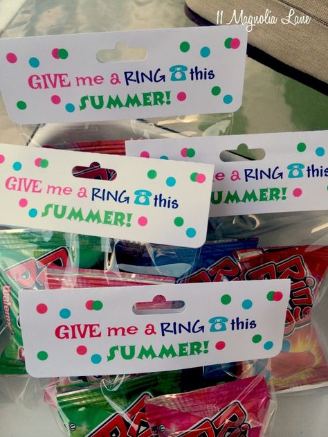 Make+these+end+of+school+year+printable+treat+bags--"Give+me+a+ring+this+summer!"+on+the+topper,+along+with+your+child's+contact+information+on+the+back,+so+friends+can+keep+in+touch+during+the+summer+months.++Fill+the+goody+bag+with+Ring+Pops. Pop Bys Real Estate, Business Marketing Gifts, Goodie Bag Ideas, Ring Pops, Marketing Gift, Insurance Marketing, Real Estate Gifts, Summer Marketing, School Treats