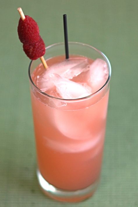 Rasmaretto Cocktail drink recipe with amaretto, raspberry syrup and lemonade. Amaretto Drinks Recipes, Superbowl Cocktails, Amaretto Drinks, Raspberry Drink, Malibu Drinks, Sweet Cocktails, Raspberry Syrup, Fruity Cocktails, Drink Specials