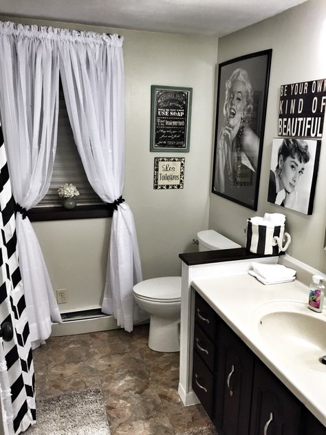 Old Hollywood Powder Room Old Hollywood Bathroom, Old Hollywood Home Decor, Marilyn Monroe Bathroom, Glam Powder Room, Glam Bathroom Ideas, Makeup Room Design, Hollywood Bathroom, Tiny Powder Rooms, Glam Bathroom