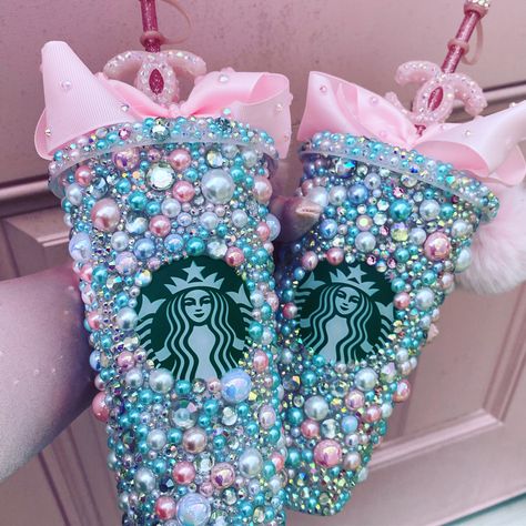 Starbucks Birthday Party, Bedazzled Bottle, Starbucks Birthday, Starbucks Cup Design, Pearl Jewelry Shop, Starbucks Diy, Rhinestone Cups, Glitter Bottle, Starbucks Accessories