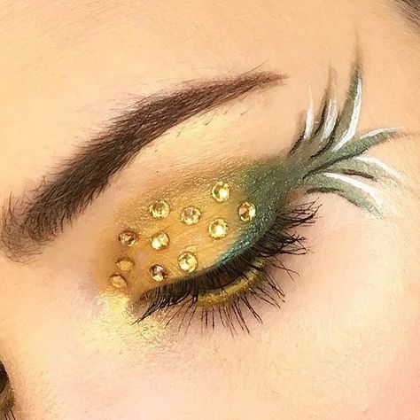 😍🍍PINEAPPLE MAKEUP!🍍😍@lifeonmakeup is taking pineapple style to the next level with this look! #teampineapple 🌟TAG someone who should try this! Pineapple Costume Diy, Pineapple Costume, Make Up Diy, Diy Pineapple, Easy Diy Halloween, Diy Makeup, Pina Colada, Skin Treatments, Pin Collection