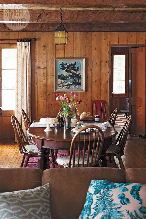 Cozy Cottage Interiors, Wood Paneling Living Room, Warm Dining Room, Knotty Pine Walls, Swedish Cottage, Cabin Aesthetic, Country Dining, Cottage Exterior, Vintage Dining Room