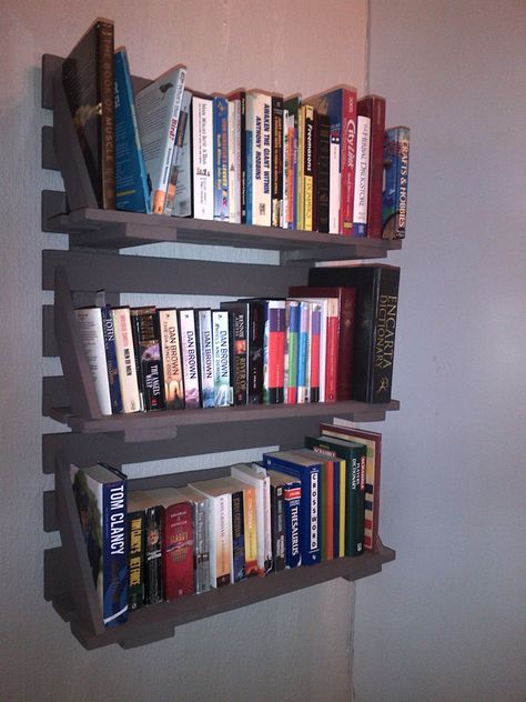 Wall mounted bookshelf made from a pallet Pallet Wall Bookshelf, Home Library Diy, Diy Home Library, Mounted Bookshelves, Diy Bookshelf Wall, Diy Built In Shelves, Invisible Bookshelf, Mounted Bookshelf, Hanging Bookshelves